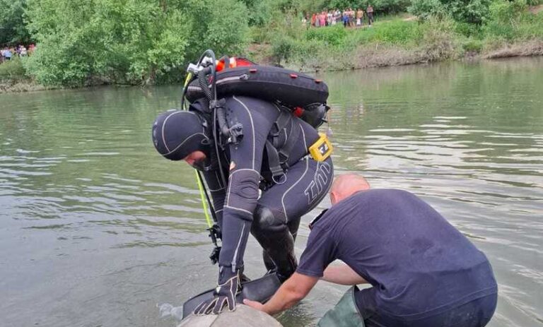 Bihor: Fetiţă înecată în apele Crişului Negru, sub privirile surorii ei