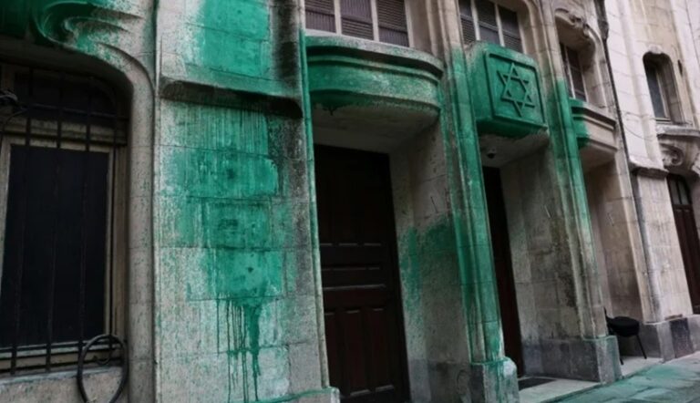 Trei suspecţi, bărbaţi sârbi, arestaţi în legătură cu stropirea cu vopsea verde a cinci locuri evreieşti la Paris