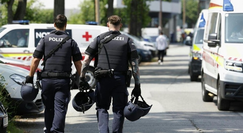 Un bilet de adio şi o bombă artizanală au fost descoperite la domiciliul atacatorului din Austria