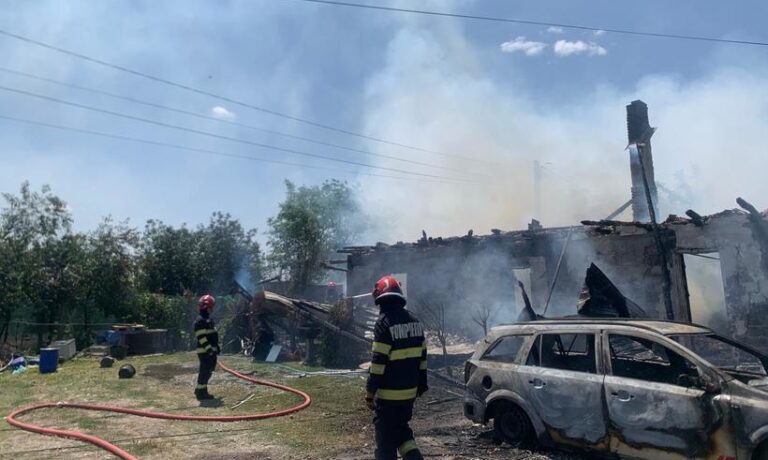 Dezastru provocat de mai mulți copii care au dat foc unei saltele, în Arad. Locuinţe sociale, un cabinet veterinar şi o maşină, distruse de flăcări