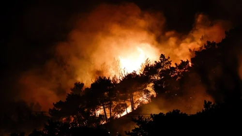 Incendiu puternic la un complex turistic din municipiul Petroşani. Pompierii intervin cu şase autospeciale