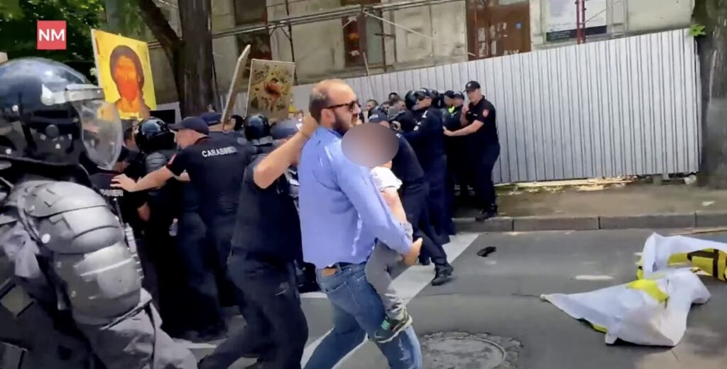 Incidente violente la marşul Pride de la Chișinău. Preoţii şi credincioşii au încercat să spargă cordonul poliţiei