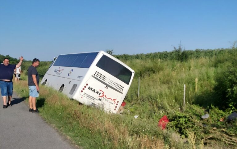 Planul roşu de intervenţie la Călărași - Un autocar s-a răsturnat pe autostrada A2