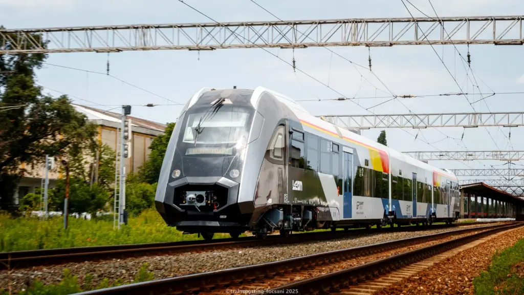  Primul tren fabricat integral în România după 80 de ani va fi lansat joi la București. „Leon” este construit de Electroputere VFU Paşcani
