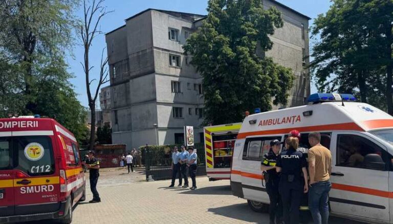Doi copii, transportaţi la spital după ce tavanul fals al unui loc de joacă din Botoşani s-a prăbuşit