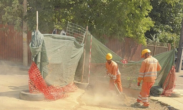 ApaVital neagă abandonul lucrărilor pe o stradă din Tătărași: „Suntem în grafic”. Constructorul a fost amendat