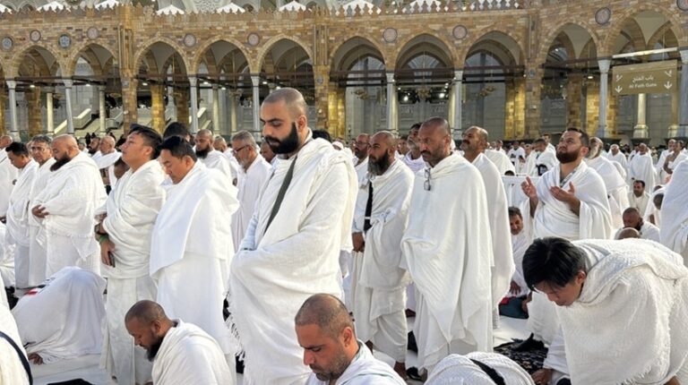 Mii de pelerini la Meca, la ritul „tawaf”, plimbarea în jurul Kaaba, la Marea Moschee, înaintea începerii hajj-ului
