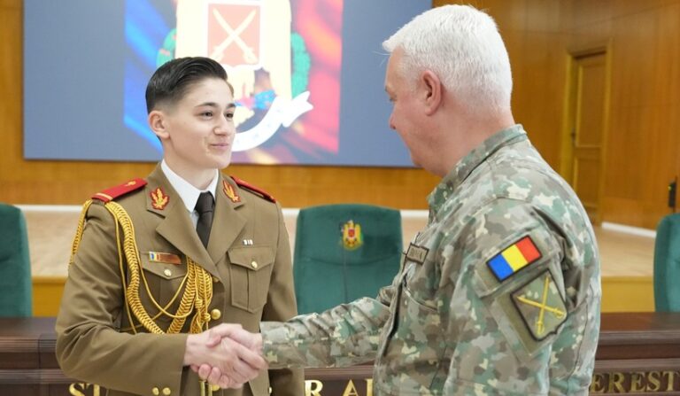 O româncă absolventă a Academiei „West Point” a primit gradul de sublocotenent, într-o ceremonie militară la Statul Major al Forţelor Terestre