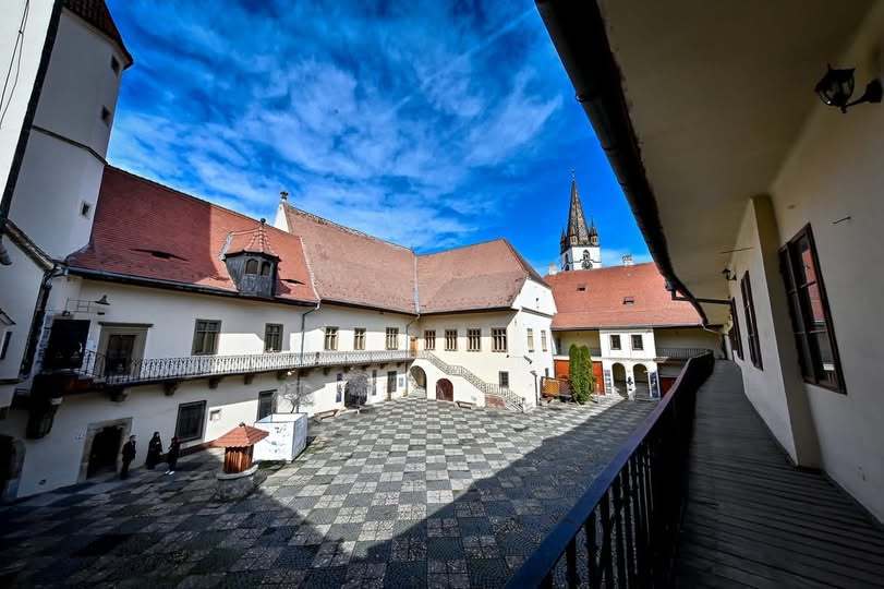 Corpul de Control, trimis la Muzeul Brukenthal, după controversa stârnită de concertul la care a participat Andrew Tate