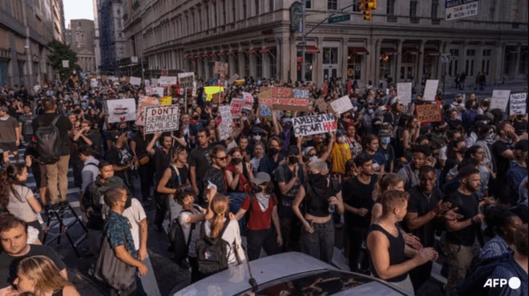 Mii de manifestanţi la New York împotriva politicii anti-migraţie a lui Trump