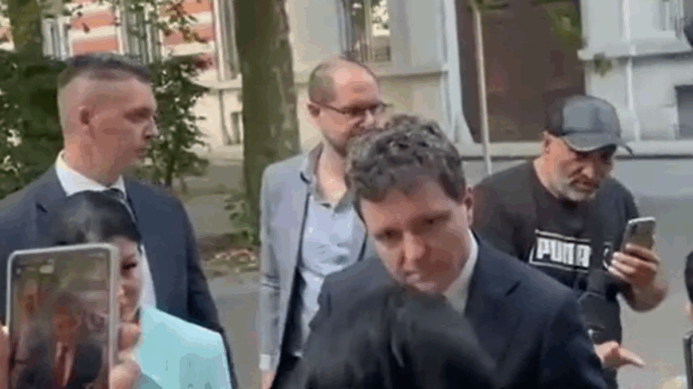 VIDEO| Nicușor Dan, prins în „ambuscadă” la Bruxelles de un grup de fani ai lui Călin Georgescu: „În campania electorală, ne-ați promis că o să faceți tot ce este posibil să se afle adevărul”