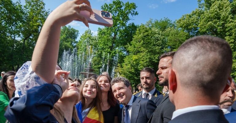 Preşedintele Nicuşor Dan, baie de mulţime, alături de Maia Sandu, la Chişinău. A fost primit cu flori şi aplauze iar oamenii au strigat: „Nicuşor!”