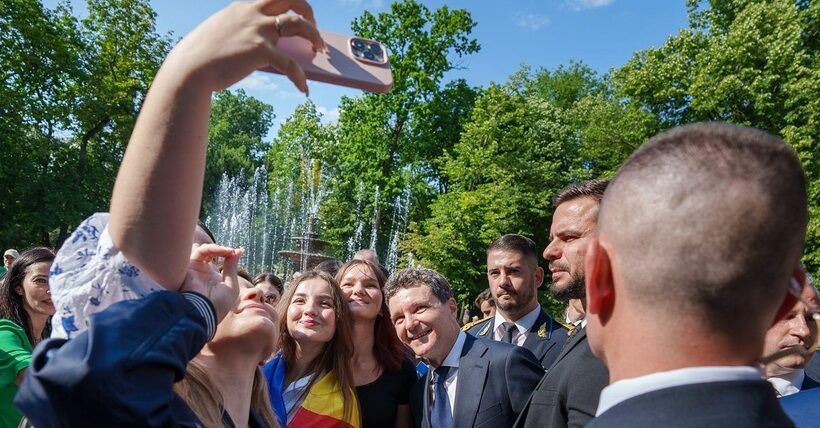 Preşedintele Nicuşor Dan, baie de mulţime, alături de Maia Sandu, la Chişinău. A fost primit cu flori şi aplauze iar oamenii au strigat: „Nicuşor!”