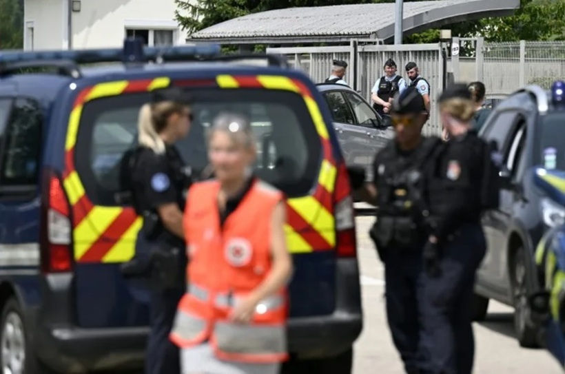 Incident violent la un colegiu din nord-vestul Franţei: O supraveghetoare a fost înjunghiată mortal de un elev de 14 ani