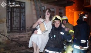 Un mort şi 14 răniţi, inclusiv trei salvatori, în atacuri rusești cu dronă la Odesa