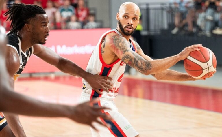 Baschet masculin: CSM Oradea – U BT Cluj, scor 80-68, în al doilea meci al finalei Ligii Naţionale