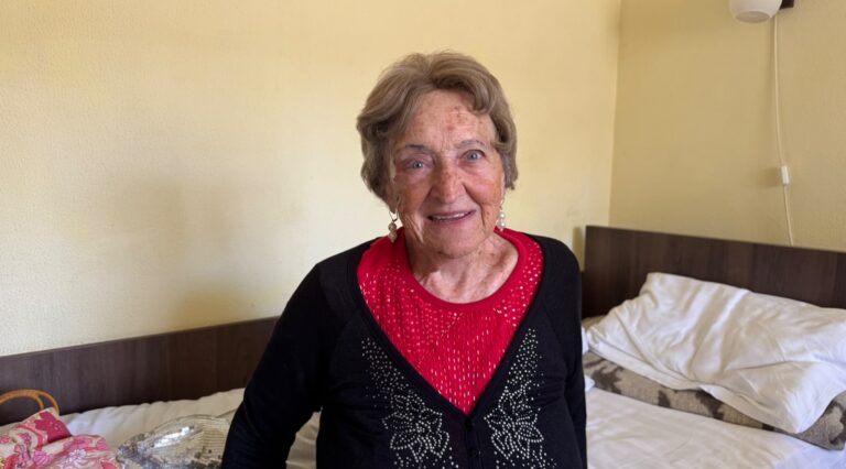 O pensionară de 90 de ani din Israel vine anual în Iași pentru tratament la stațiunea Nicolina. În 2004, medicii nu-i mai dădeau Rebecăi șanse la viață