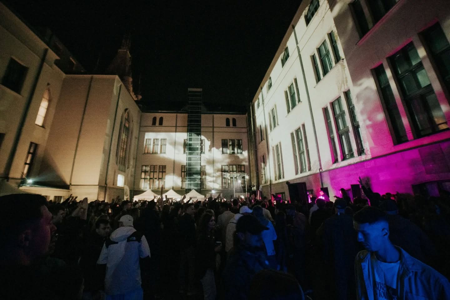 &bdquo;DJ M&#258;-TA&rdquo; &icirc;n concert disear&#259; la Palatul Culturii. Dezbatere: ce fel de petreceri pot fi acceptate &icirc;n institu&#539;ii de cultur&#259;? Reac&#539;ia ministrului