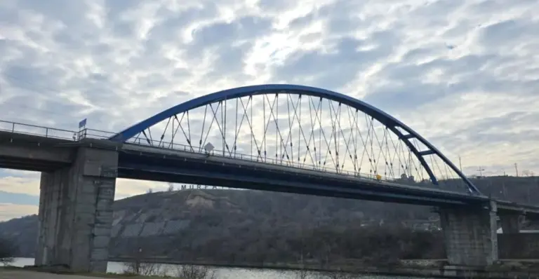 Un tânăr de 22 de ani a căzut în apă de pe podul rutier de la Murfatlar, în timp ce realiza o filmare. Trupul său a fost găsit şi adus la mal