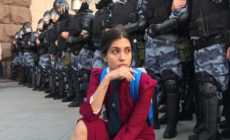 O membră a grupului Pussy Riot 