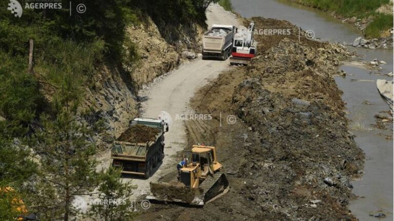 Praid: Întârzieri de două-trei zile în lucrările de deviere a pârâului Corund