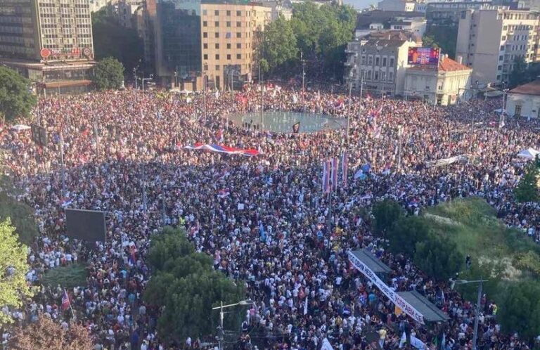 Serbia: Zeci de mii de persoane au manifestat la Belgrad pentru a cere alegeri anticipate