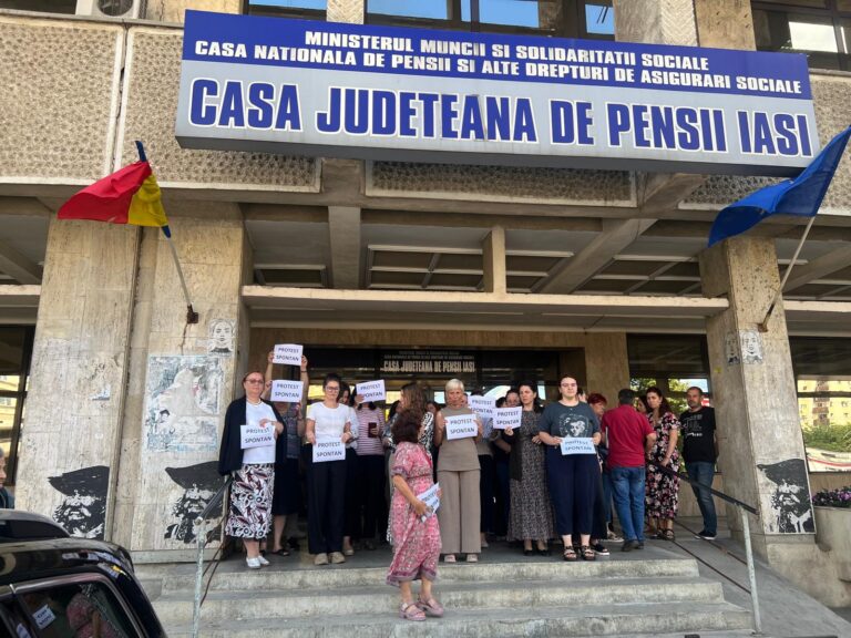 Protest spontan azi și la Casa de Pensii Iași. Li se taie din sporul vătămător că verifică un dosar pagină cu pagină