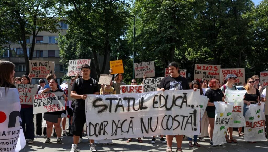 Reducerea burselor școlare: elevii ieșeni anunță proteste pentru mâine. Poziția Consiliului Județean al Elevilor Iași