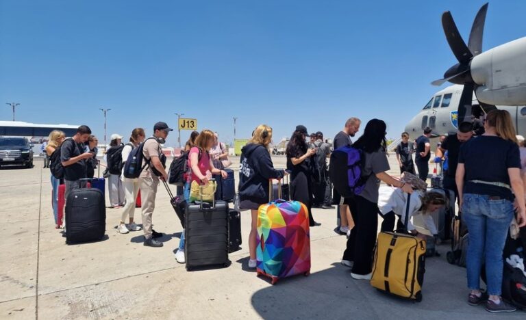 MAE: Alţi 35 de cetăţeni români şi membri de familie aflaţi în Israel, evacuaţi şi aduşi în România