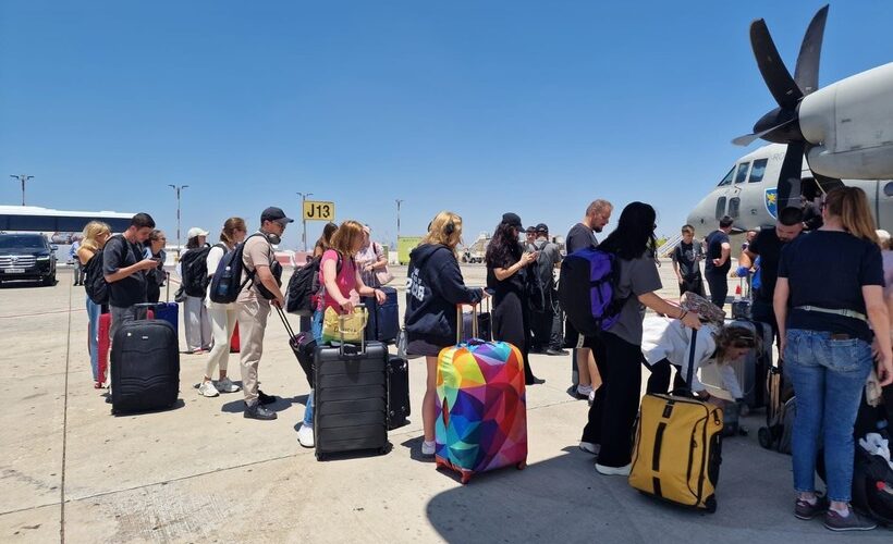 MAE: Alţi 35 de cetăţeni români şi membri de familie aflaţi în Israel, evacuaţi şi aduşi în România