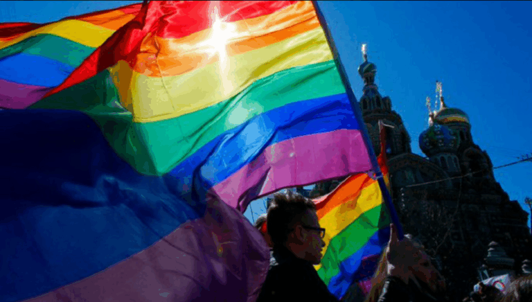 Ungaria adoptă un decret de interzicere a simbolurilor LGBT+ pe clădirile publice