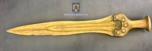 Bacău - Sabie din Epoca bronzului (cca 3500 de ani), găsită în urma percheziţiilor într-un dosar de furt calificat