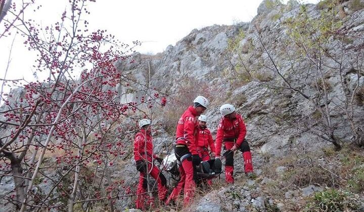 Opt persoane, salvate în urma intervenţiilor salvamontiştilor din ultimele 24 de ore/ O persoană, găsită decedată