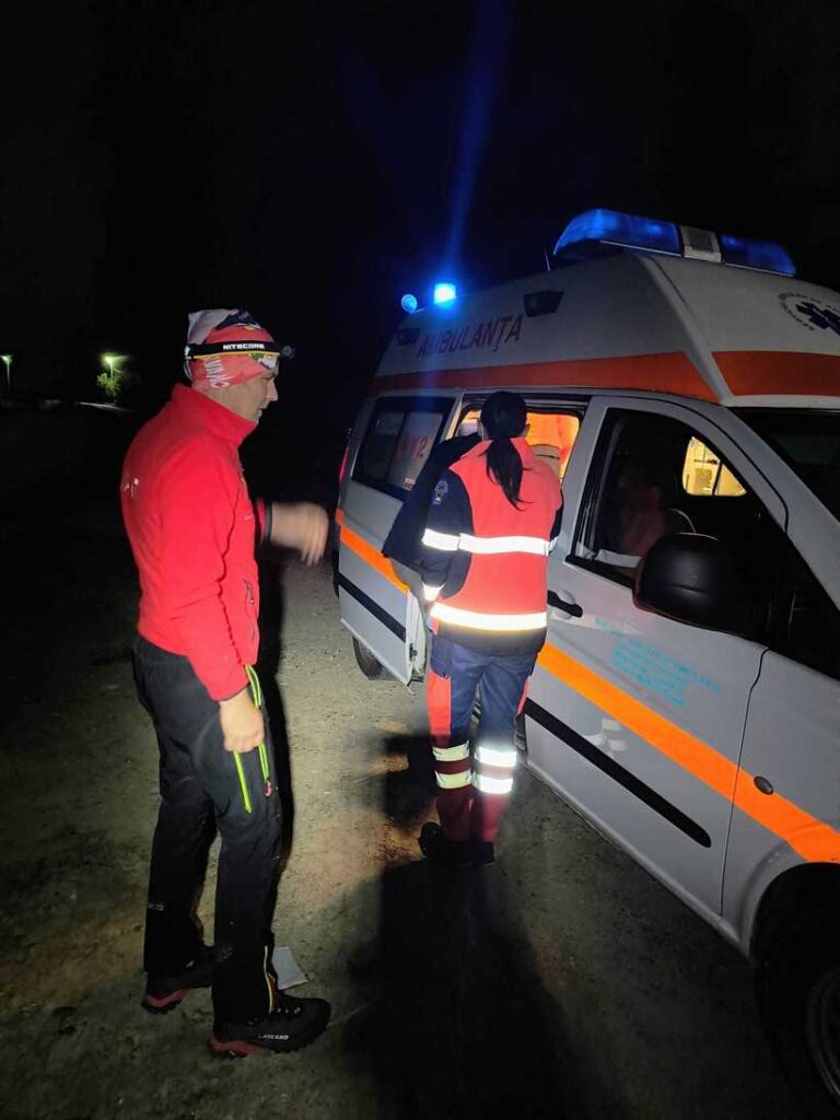 Trei ucrainieni rătăciți în Munții Maramureșului, recuperați de salvamontiști, după o misiune complexă ce a durat aproape nouă ore