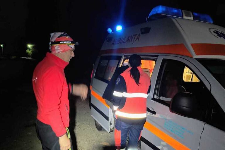 Trei ucrainieni rătăciți în Munții Maramureșului, recuperați de salvamontiști, după o misiune complexă ce a durat aproape nouă ore