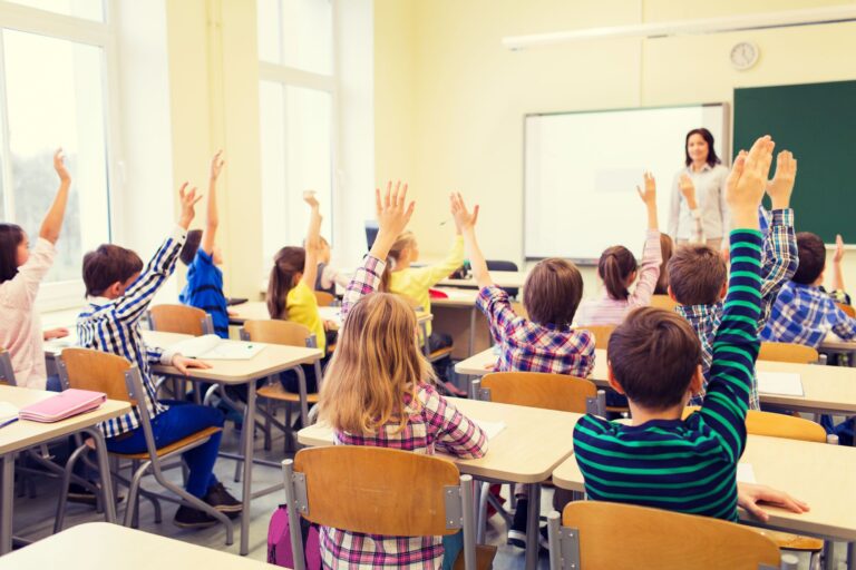 „Opt ore pe zi în școală?” – Profesorii răspund ministrului Educației: „Nu avem nici birou, nici pauză de prânz”