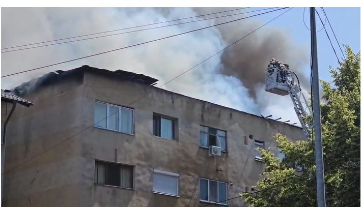 Incendiu puternic la un bloc din Slatina. Peste 20 de persoane evacuate din imobil. 50 de pompieri intervin