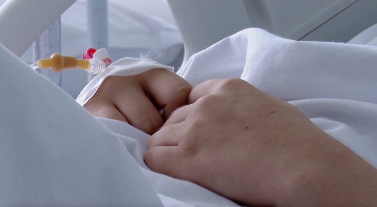 O tânără de 18 ani cu o boală extrem de rară care i-a distrus rinichii a primit o nouă șansă la viață în urma unui transplant. Se pregătește de bacalaureat