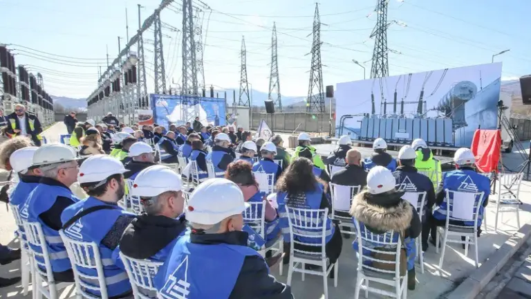 Suma uriașă cu care a fost premiat bufetierul de la Transelectrica și nimeni nu știe de ce. Inginerii energeticieni au luat mult mai puțin