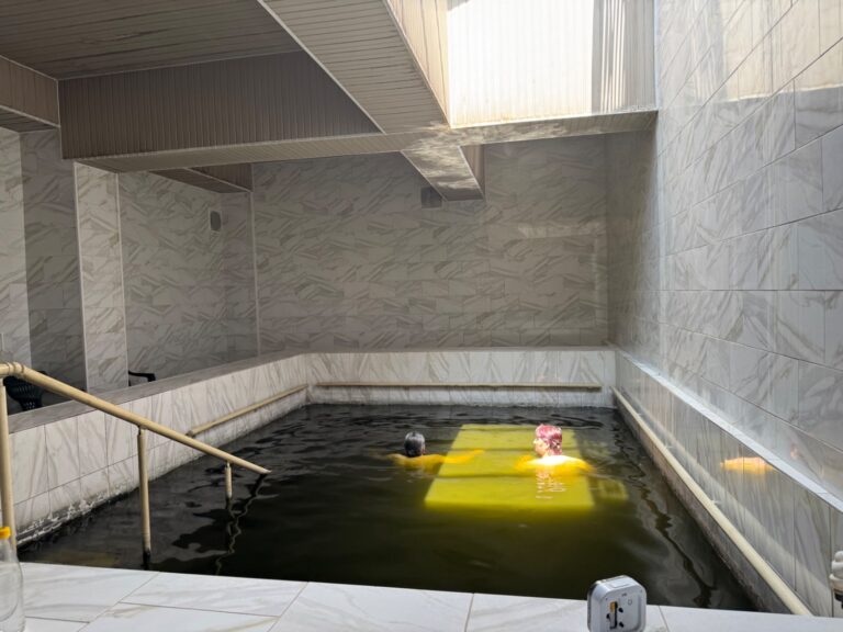 Apa din Iași care este la mare căutare mai ales printre pensionari: are o concentrație foarte ridicată de hidrogen sulfurat