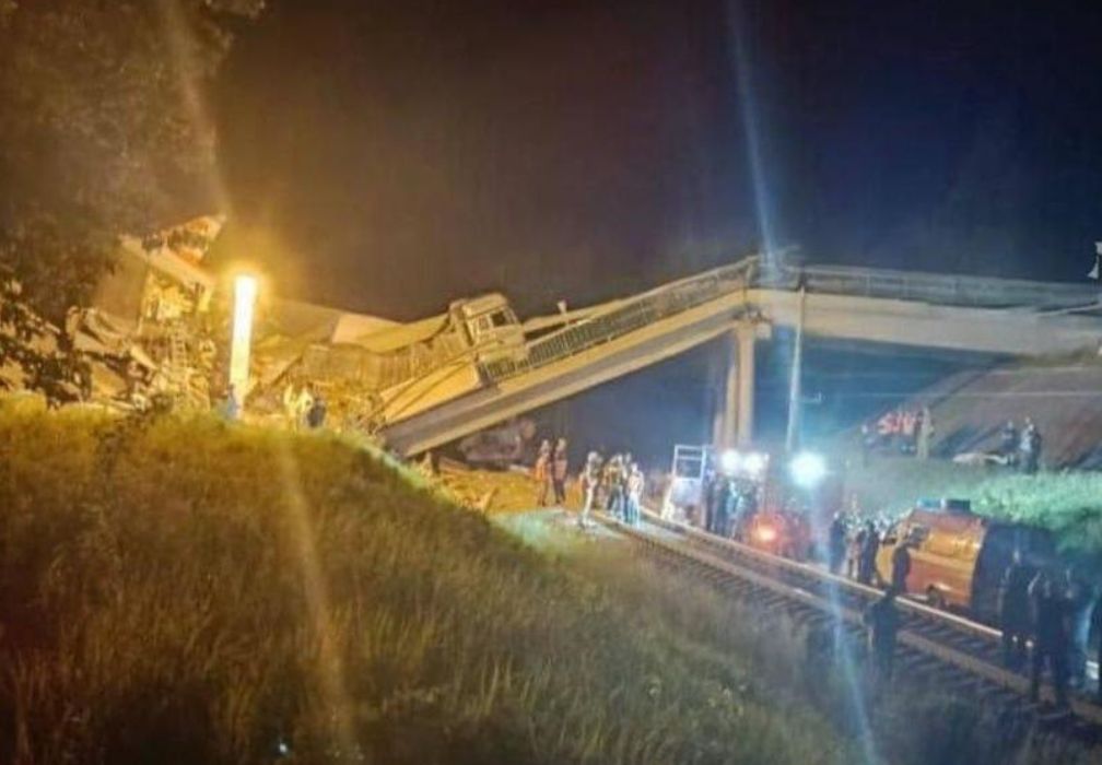 Două poduri s-au prăbuşit în sud-vestul Rusiei, provocând deraieri de trenuri. Cel puţin şapte persoane au murit