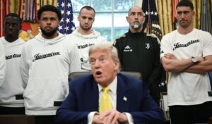 Donald Trump i-a invitat la Casa Albă pe fotbaliștii lui Juventus, dar aceștia au fost martori involuntari ai unei conferințe despre Iran, arme nucleare, Biden și transgen