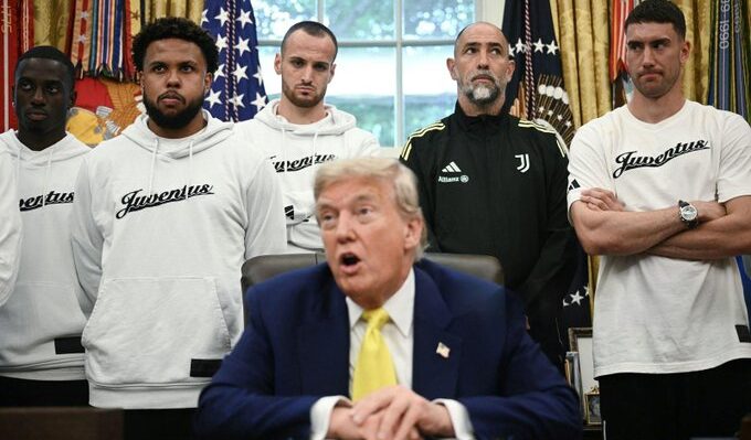 Donald Trump i-a invitat la Casa Albă pe fotbaliștii lui Juventus, dar aceștia au fost martori involuntari ai unei conferințe despre Iran, arme nucleare, Biden și transgen