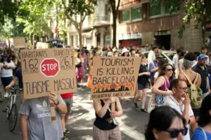 „Vacanţele voastre, nenorocirea mea”. Mii de oameni au ieşit în stradă în sudul Europei pentru a protesta faţă de turismul excesiv