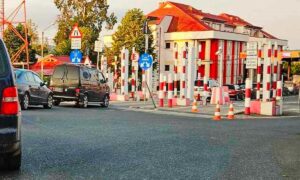 Iașul cosmopolit - Un chinez la volanul unei mașini spaniole a vrut să treacă granița cu permis auto mexican