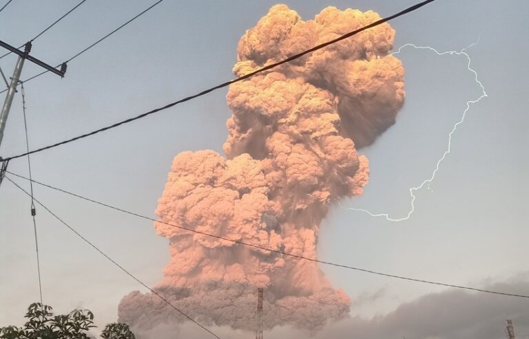 Momentul erupției unui vulcan din Bali. Numeroase zboruri către destinația exotică au fost anulate
