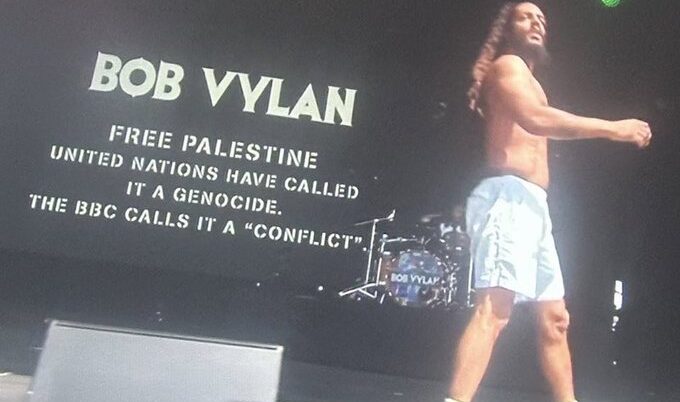 Guvernul britanic condamnă concertul trupei Bob Vylan de la Glastonbury difuzat în direct la BBC. Care este motivul