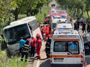 Plan Roșu de Intervenție activat în Botoșani, după ce un autocar cu 12 persoane s-a răsturnat