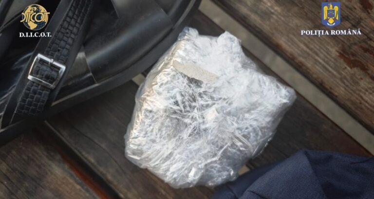 Doi bărbaţi şi o femeie, reţinuţi pentru trafic de droguri de mare risc. Unul dintre bărbaţi a fost prins în flagrant cu peste 1,3 kilograme de cocaină
