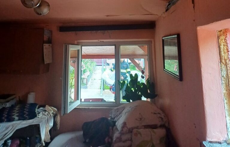 Hunedoara: Femeie de 81 de ani a supraviețuit unei explozii de butelie. Suflul deflagraţiei a distrus mobila, a spart fereastrele şi a degradat tavanul încăperii